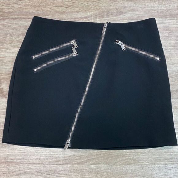 H&M Mini Skirt w/Asymmetrical Zipper & Zippered Pockets Black - Size 8 - Picture 1 of 11